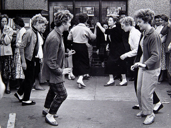 Dancing girls (Print 2180271)
