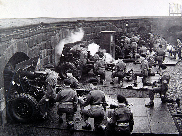 All guns blazing (Print 2315427)