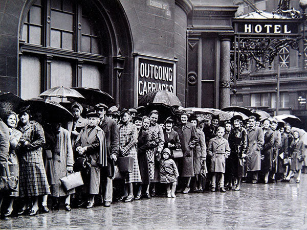 Queuing in the rain (Print 2401291)